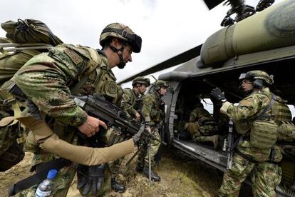 Tropas colombianas subiendo a un helic&oacute;ptero.