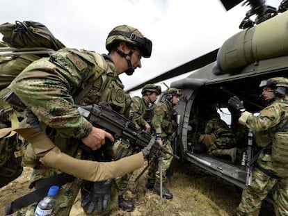 Tropas colombianas subiendo a un helicóptero.