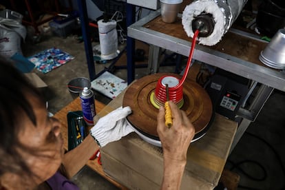 Un empleado fabrica una maceta con plástico reciclado en el centro de recogida y reciclaje. Un estudiante de diseño holandés, Dave Hakkens, creó estas máquinas de reciclaje en 2012 como parte de su proyecto de fin de carrera. La tecnología es de código abierto, para que cualquier pueda reproducir estas herramientas. Hoy, Precious Plastic trabaja con 10 comunidades de Tailandia. “La idea era llenar un vacío que el Gobierno y las empresas habían obviado hasta entonces, especialmente entre las comunidades menos accesibles”, explica Dominic Chakrabongse, que fundó la ONG en 2018. “Quería darles las herramientas para que ellos mismos participaran en la gestión de los residuos. De esta manera, pueden recoger el plástico y convertirlo en algo chulo, venderlo y obtener beneficios. Es todo un plan de sensibilización”, resume.