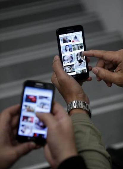 Intercambio de archivos porno por el móvil.