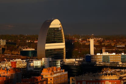 Sede del banco BBVA en el barrio de Las Tablas en Madrid. © LUIS SEVILLANO.