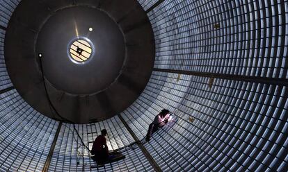 Dos soldadores trabajan en el interior de un tanque de hidr&oacute;geno l&iacute;quido del cohete Space Launch System.