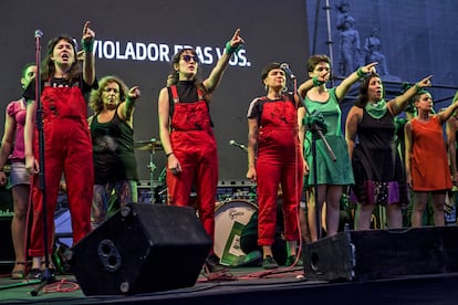 El colectivo Las Tesis interpreta la 'performance' 'Un violador en tu camino' en Buenos Aires en febrero de 2020.