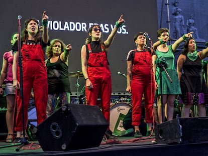 O coletivo Las Tesis interpreta a performance 'Un violador en tu camino' em Buenos Aires em fevereiro de 2020.