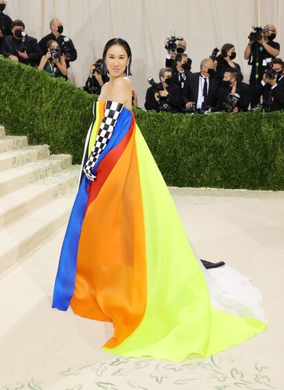 Eva Chen, directora de moda de Instagram y exeditora de la revista Lucky, a su llegada a la alfombra roja. Para la ocasión se decantó por este colorido vestido de Christopher John Rogers.