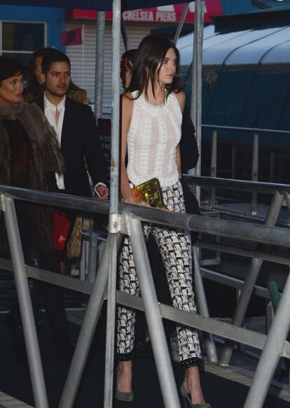 Kendall Jenner, habitual de los desfiles de Chanel en las recientes semanas de la moda, a su llegada a la fiesta.
