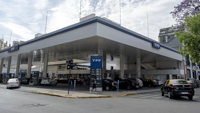 Una gasolinera de YPF en Buenos Aires, Argentina, en noviembre de 2023.