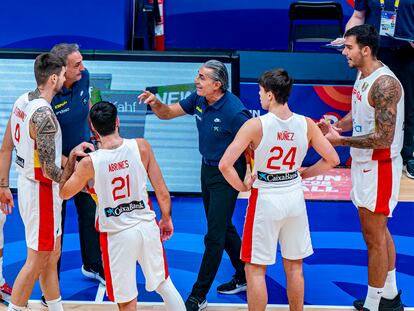 Sergio Scariolo da instrucciones a los jugadores durante el Mundial.