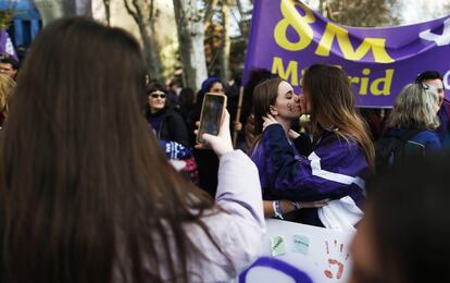 La protesta de 2019 incluyó, por segundo año consecutivo, una jornada de huelga dirigida a las mujeres, un paro estudiantil y paros de dos horas en los centros de trabajo, impulsados estos por los sindicatos mayoritarios. En la imagen, una joven toma una fotografía de dos mujeres besándose, en la manifestación de Madrid.