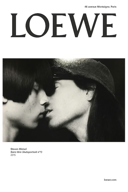 JW Anderson, director creativo de Loewe, quiso honrar al famoso fotógrafo Steven Meisel en la campaña masculina de la temporada otoño-invierno 2015. El propio diseñador posó ante su objetivo besando a otro hombre en una imagen en blanco y negro. Desde la firma quisieron potenciar el lado artístico, pero todos los titulares se quedaron con el prisma social de la foto.