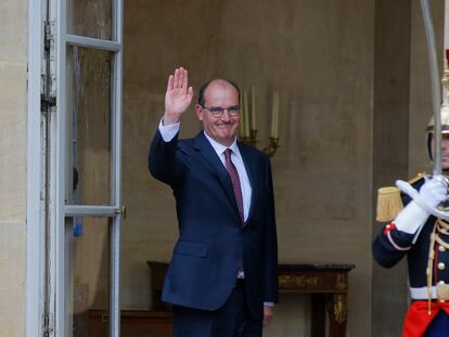 Jean Castex, nuevo primer ministro francés, entra el viernes en el palacio de Matignon.