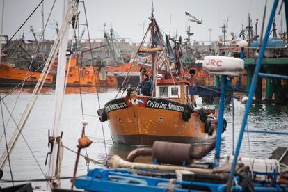 Pescadores en el puerto Mar de Plata.