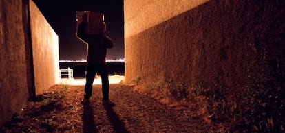 Un hombre traslada un alijo por el Callejón del Moro de La Línea.
