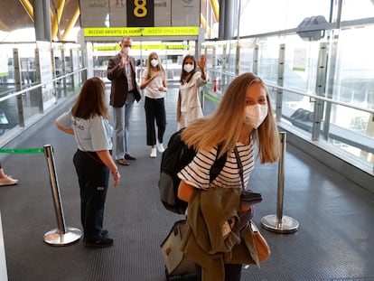 Los Reyes despidiendo a su hija la Pincesa Leonor en el aeropuerto, el 30 de agosto de 2021.