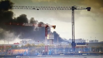 Incendio a una empresa de gestión de residuos de la calle A de la Zona Franca, este sábado.