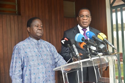Henri Konan Bédié, izquierda, y Pascal Affi N'Guessan, candidatos de la oposición a las elecciones presidenciales en Costa de Marfil, se dirigen a los medios en Abiyán este jueves.