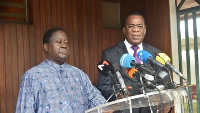 Henri Konan Bédié, izquierda, y Pascal Affi N'Guessan, candidatos de la oposición a las elecciones presidenciales en Costa de Marfil, se dirigen a los medios en Abiyán este jueves.