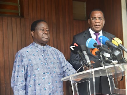 Henri Konan Bédié, izquierda, y Pascal Affi N'Guessan, candidatos de la oposición a las elecciones presidenciales en Costa de Marfil, se dirigen a los medios en Abiyán este jueves.