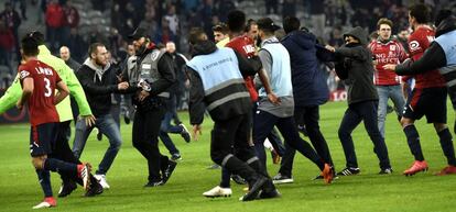 Los jugadores del Lille se enfrentan a sus ultras.
