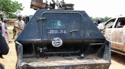 Militares nigerianos inspeccionan un vehículo militar incautado al grupo yihadista Boko Haram, el 3 de julio en el Estado de Yobe, en Nigeria.