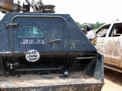 Militares nigerianos inspeccionan un vehículo militar incautado al grupo yihadista Boko Haram, el 3 de julio en el Estado de Yobe, en Nigeria.