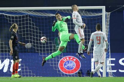 Iago Aspas intenta marcar ante el portero de Croacia, Lovre Kalinic.