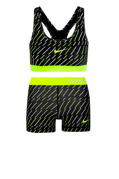 Conjunto deportivo de top y shorts de Nike. Ambos rebajados de 35 euros a 21 en Net-a-porter.