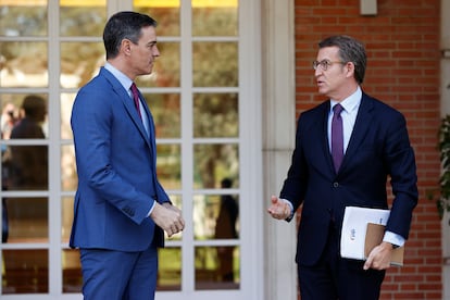 El presidente del Gobierno, Pedro Sánchez, recibe Alberto Núñez Feijóo en La Moncloa, el 24 de marzo.