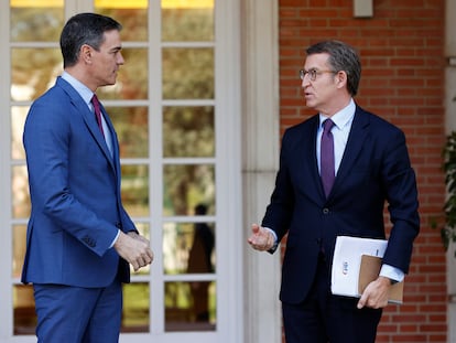 El presidente del Gobierno, Pedro Sánchez, recibe al nuevo líder del PP, Alberto Núñez Feijóo, el pasado 7 de abril.