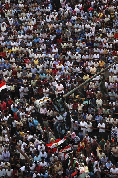 Seguidores de los Hermanos Musulmanes rezan en la plaza de la Liberación ('Tahrir') durante la protesta.