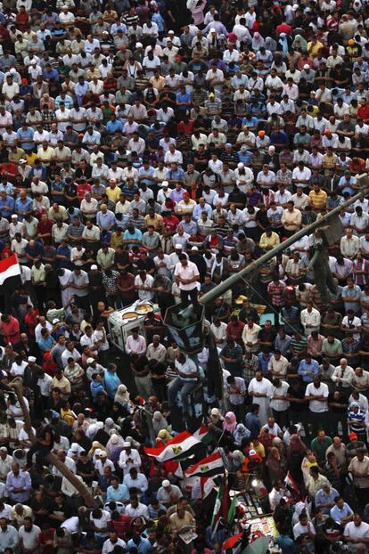 Seguidores de los Hermanos Musulmanes rezan en la plaza de la Liberacin ('Tahrir') durante la protesta.