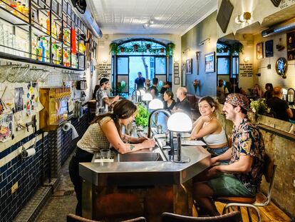 Pom ( con falda) y Juliette del bar Two Schmucks en el barrio del Raval de Barcelona, uno de los 50 mejores bares del mundo.