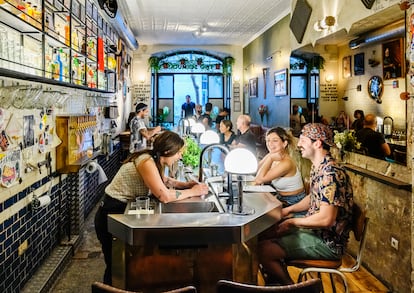 Pom ( con falda) y Juliette del bar Two Schmucks en el barrio del Raval de Barcelona, uno de los 50 mejores bares del mundo.