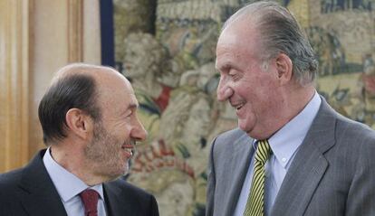  El Rey Juan Carlos conversa con el nuevo secretario general del PSOE, Alfredo P&eacute;rez Rubalcaba.