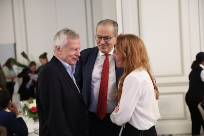 El economista Dani Rodrik conversa con Fernando Carrillo, vicepresidente del consejo de administración de Prisa, y Pilar Gil, consejera delegada de Prisa Media.