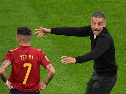 Luis Enrique, junto a Jeremy Pino, en el partido de la Liga de las Naciones contra Italia.