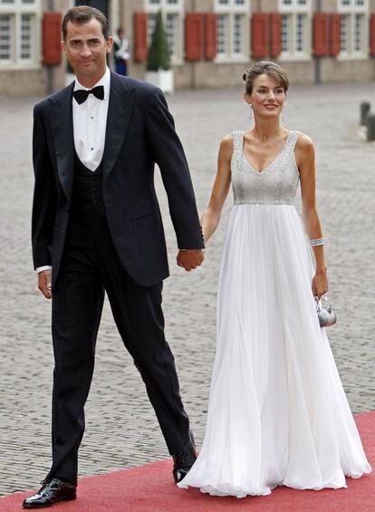 Felipe VI y doña Letizia en la fiesta del 40 Cumpleaños del entonces príncipe Guillermo de Holanda. En la gala la entonces princesa destacó con este vestido en blanco y plata de Felipe Varela.