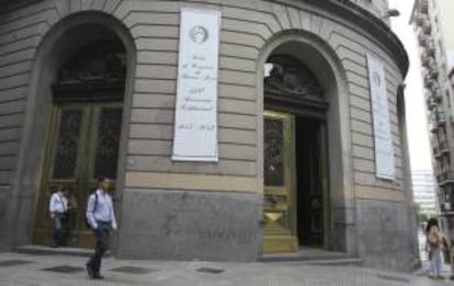 Vista del exterior de la sede de la Bolsa de Buenos Aires, en Buenos Aires. EFE/Archivo