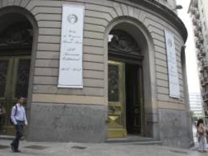 Vista del exterior de la sede de la Bolsa de Buenos Aires, en Buenos Aires. EFE/Archivo