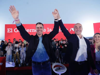 El presidente del Gobierno, Pedro Sánchez, y el alcalde de Sevilla y candidato a la reelección, Antonio Muñoz, en el acto de precampaña en el Pabellón de la Navegación de la capital andaluza.
