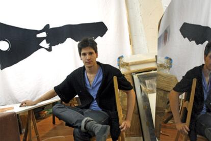 El diseñador de moda Pablo Ruiz Galán en su estudio.