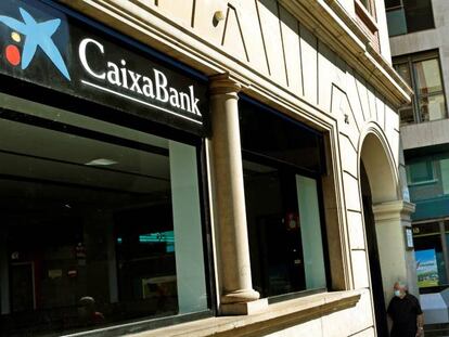 Vista de una oficina de Bankia y otra de CaixaBank en el centro de L'Hospitalet (Barcelona). 