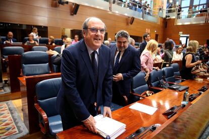 El portavoz del PSOE en la Asamblea, Ángel Gabilondo (a la izquierda), acompañado del portavoz adjunto, José Manuel Rodríguez Uribes, antes de la sesión de investidura.