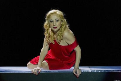 La actriz Carmen Machi en el papel de Helena de Troya en la representaci&oacute;n de la obra &#039;Juicio a una zorra&#039;, de Miguel del Arco.