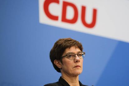 La presidenta de la Unión Demócrata Cristiana, Annegret Kramp-Karrenbauer, comparece en una conferencia de prensa en Berlín el lunes. 