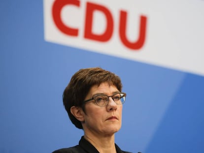 La presidenta de la Unión Demócrata Cristiana, Annegret Kramp-Karrenbauer, comparece en una conferencia de prensa en Berlín el lunes. 