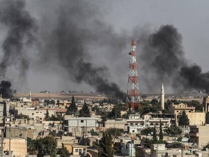 Columnas de humo en la ciudad siria de Ras al-Ein, tras un bombardeo turco.