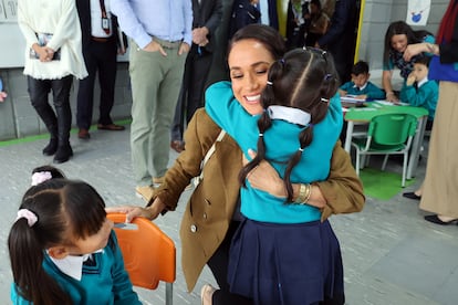 El viernes 16 de agosto los duques de Sussex arrancaron el día con una visita al Colegio La Giralda de Bogotá, donde pasaron por una clase de Arte, jugaron con los estudiantes más pequeños y ayudaron a plantar árboles en el patio trasero.