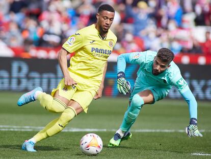 Danjuma esquiva a Maximiano y marca uno de los goles del Villarreal al Granada en el Nuevo Los Cármenes.