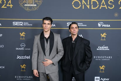 Los directores Javier Calvo (i) y Javier Ambrossi (d) durante el 'photocall' previo a la gala de los Premios Ondas.

